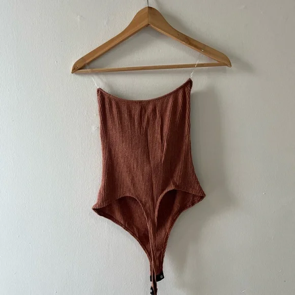 Rust Ribbed Strapless Top - Picture 2 of 4